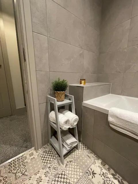 Spectacular 2 Bedroom Balcony Sea View Flat スカーバラ エクステリア 写真