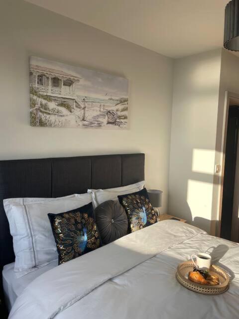 Spectacular 2 Bedroom Balcony Sea View Flat スカーバラ エクステリア 写真