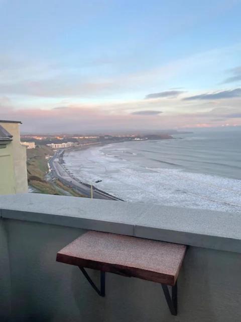 Spectacular 2 Bedroom Balcony Sea View Flat スカーバラ エクステリア 写真